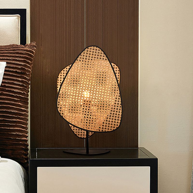 Lamppo Tischlampe mit Rattan Schirm Metall Tischleuchte Lineare Form  Tischlampe für Schlafzimmer – lamplightsdesign